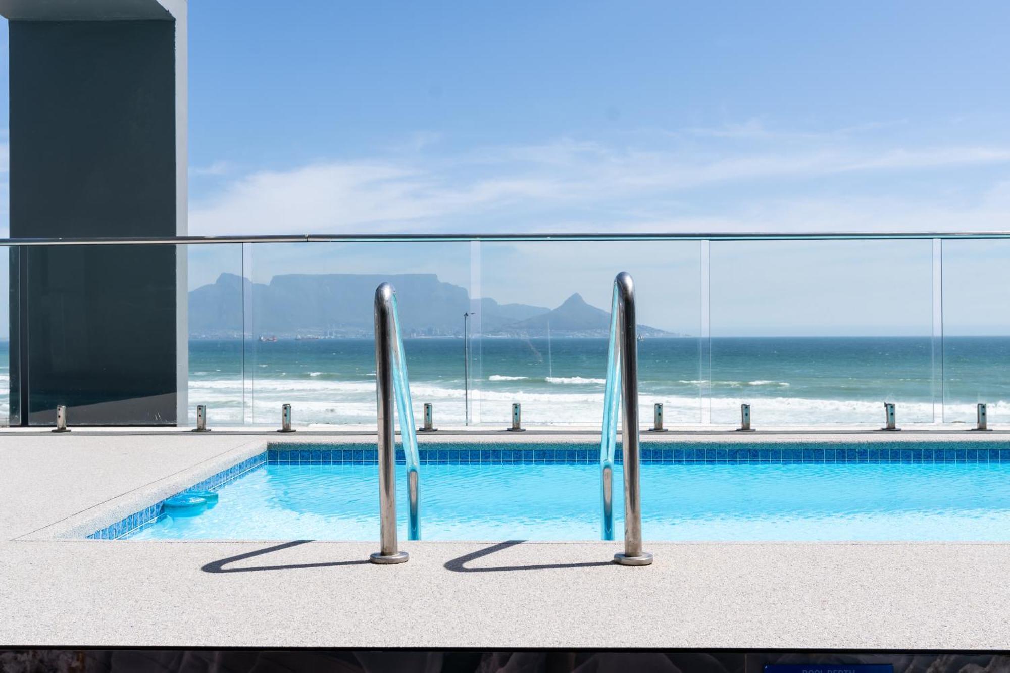 Blaauwberg Beach Hotel Bloubergstrand Eksteriør billede